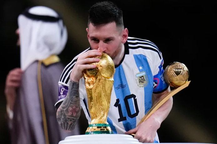 Messi besando la copa.png